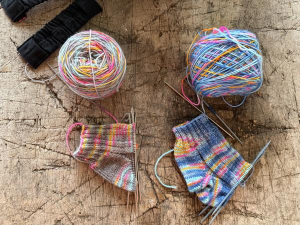 Handgefärbtes Sockengarn mit Kaschmiranteil in intensiven Farbverläufen und dunkleren Farbtönen.